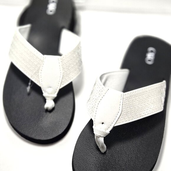 NEW Cato Women's Comfort White Sequined Thong Sandals Size 7 - Picture 2 of 5